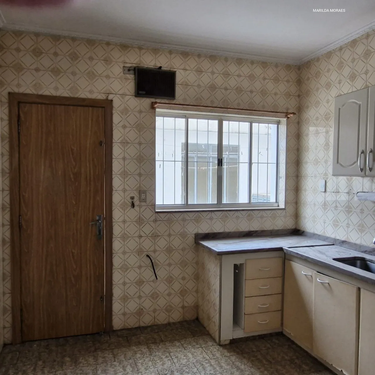 Imagem Casa confortável de 2 dormitórios, 2 banheiros, sala para dois ambientes, com entrada lateral e va...