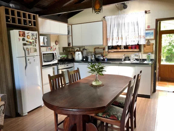 Imagem Oportunidade única: Casa dos sonhos em Garopaba com edícula e jardim exuberante!