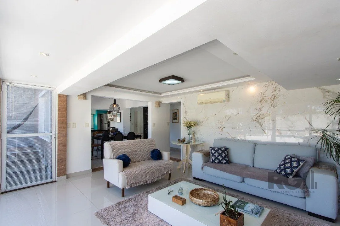Imagem Casa a venda no bairro Guarujá com 4 dormitórios, piscina e salão de festas