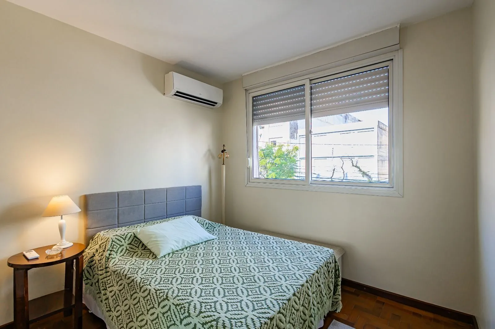 Imagem Apartamento a venda com dois dormitorios e vaga coberta no bairro Menino Deus.