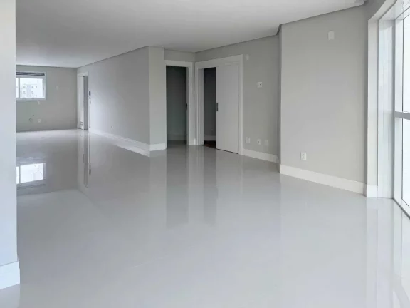 Imagem Apartamento com 3 suítes e 2 vagas de garagem na Av. Brasil em Balneário Camboriú/SC