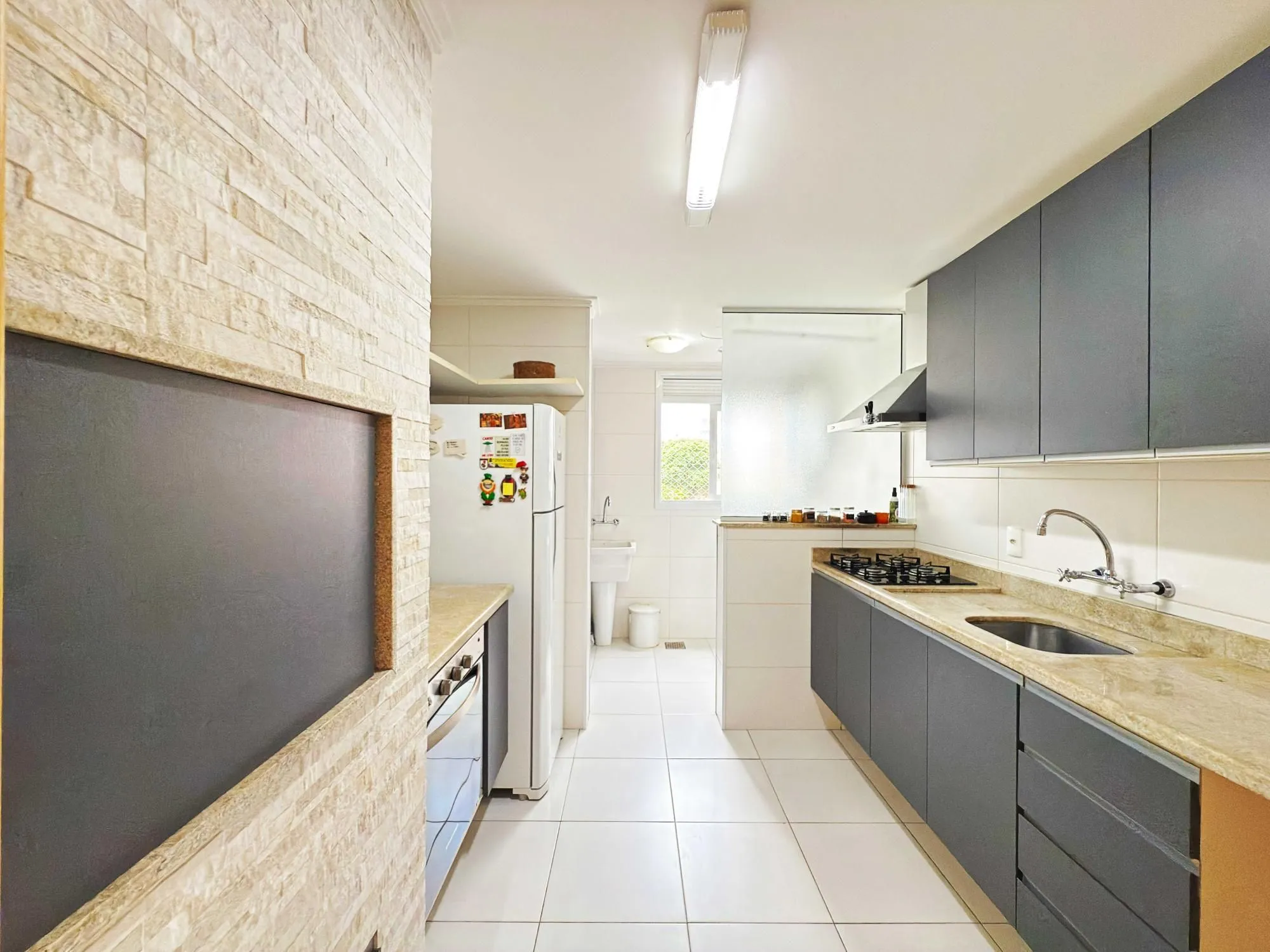 Imagem Apartamento a venda semi-mobiliado com dois dormitórios no bairro São João/PoA