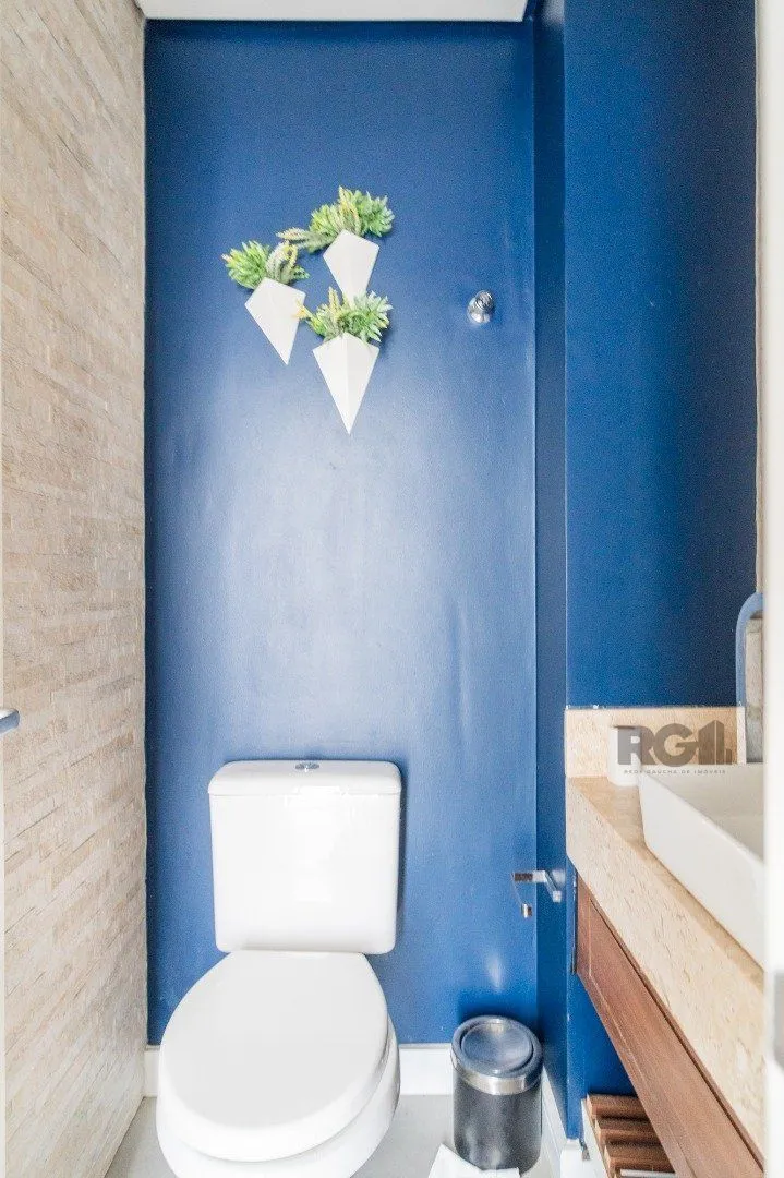 Imagem Casa impecável e mobiliada, com 3 niveis, possui 3 dormitórios sendo 1 suíte, 4 banheiros.