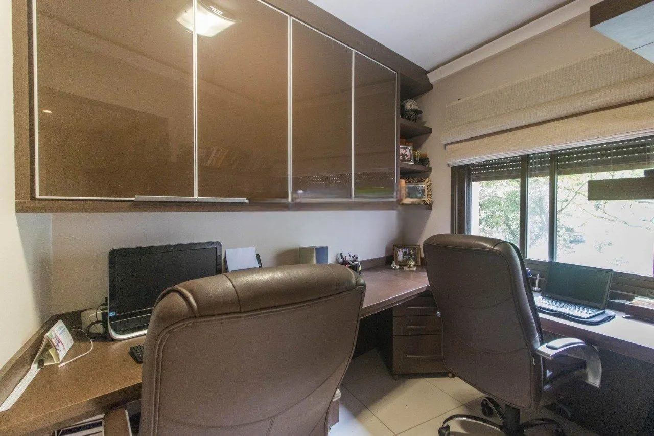 Imagem Apartamento com 3 suítes e 3 vagas de garagem no bairro Rio Branco em POA/RS