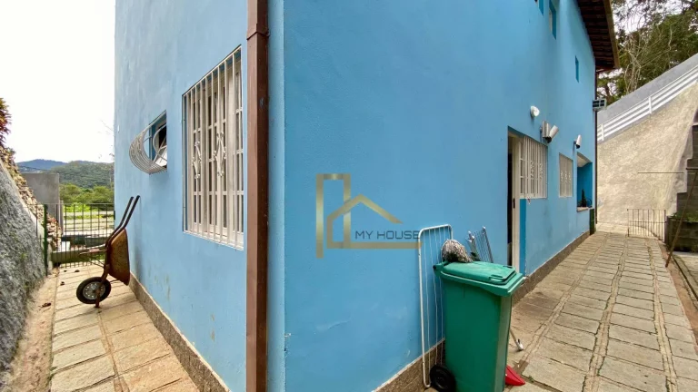 Imagem Casa com 5 dormitórios sendo 2 suítes à venda, 220 m² por R$ 990.000 - Golfe - Teresópolis/RJ
