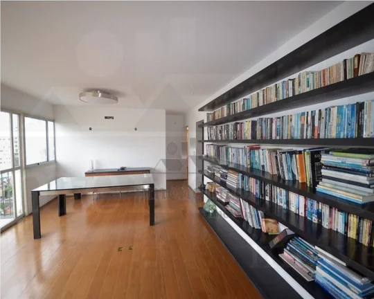 Imagem Cobertura duplex, ampla, bem distribuída com piso de tacos, armários embutidos, gabinete nos banhe...