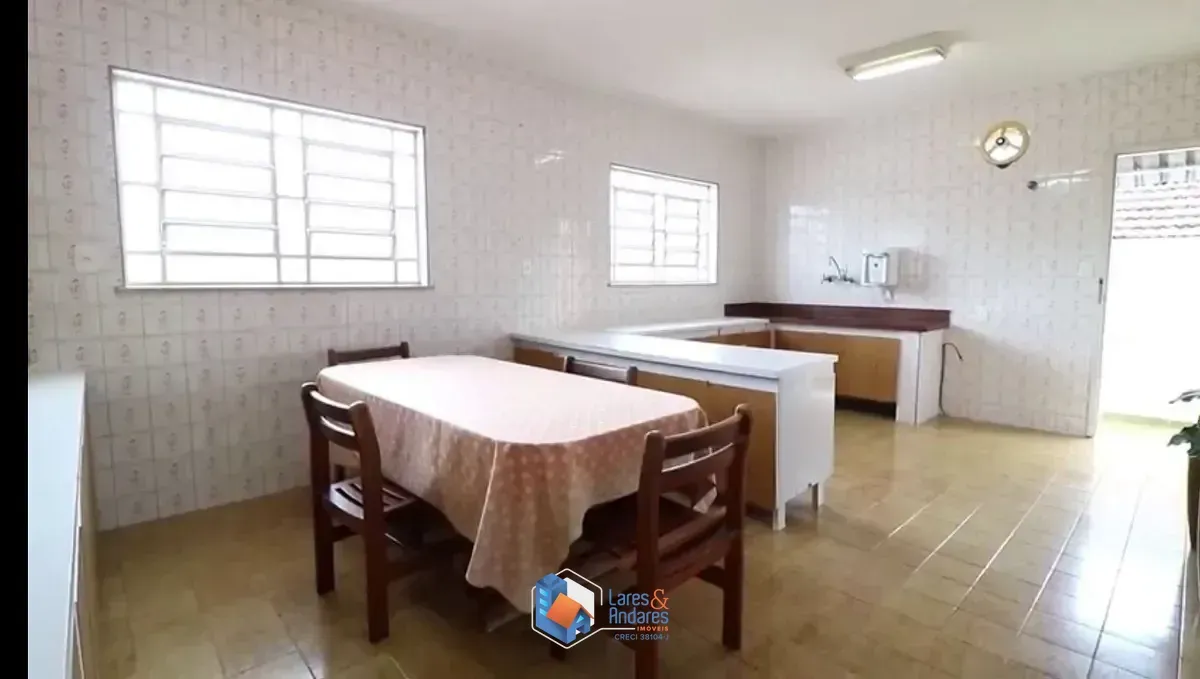 Imagem Casa para venda em Parque Peruche com 4 quartos, sendo 1 suíte, 228m²