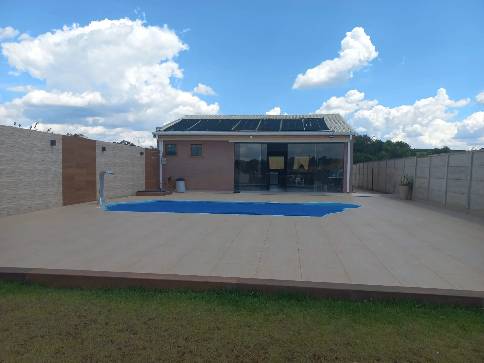 Imagem Chácara à venda em Araçoiaba da Serra-SP, bairro Cercado: 1 sala, 2 banheiros, 12 vagas de garagem, 100,00 m² de área.
