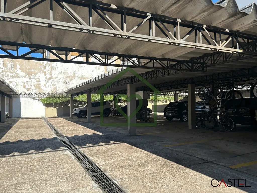 Imagem Apartamento reformado e desocupado à venda no bairro Menino Deus, em Porto Alegre. Originalmente co...