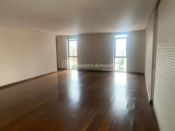 Imagem Apartamento espaçoso com 198m² em andar alto, muito bem iluminado pelo sol da manhã. Possui livin...