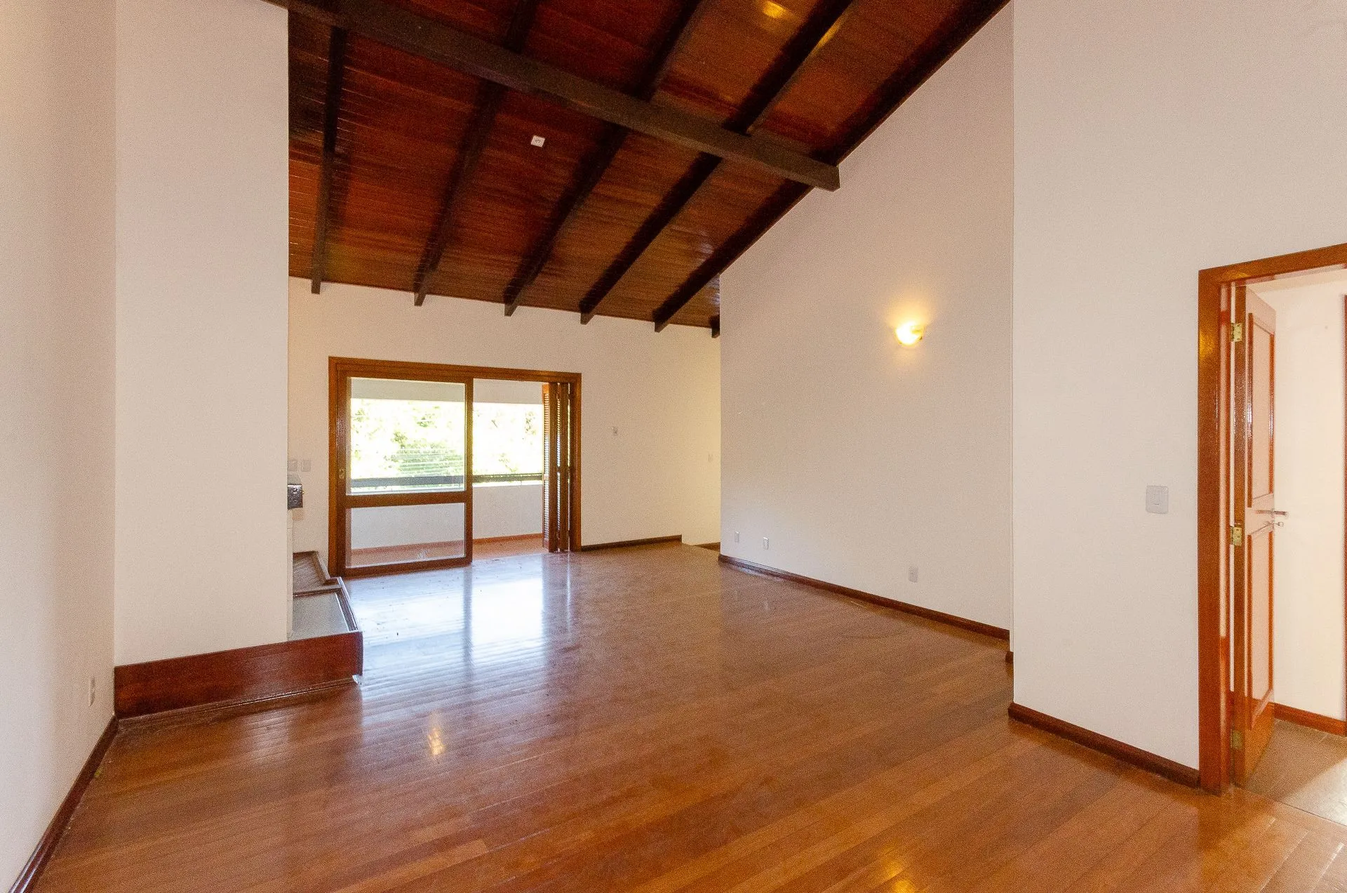 Imagem Casa Residencial de 4 Quartos à Venda em Porto Alegre, RS
