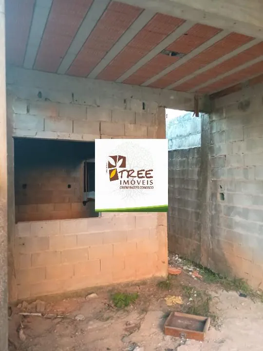 Imagem VENDA DE CASA EM CONSTRUÇÃO NO PARQUE RODRIGO BARRETO, EM ARUJÁ/SP, 75m² com dormitório, cozinha americana, sala e garagem coberta. CONSULTE-NOS.