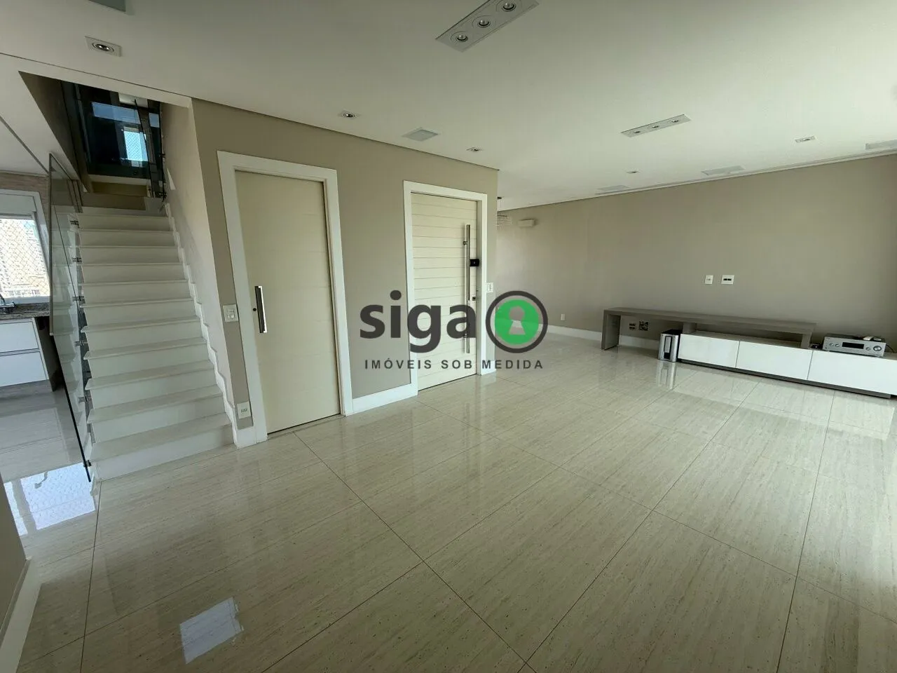 Imagem Cobertura para venda ou locação com 3 suites, 3 vagas, 250m2, na Vila Andrade.