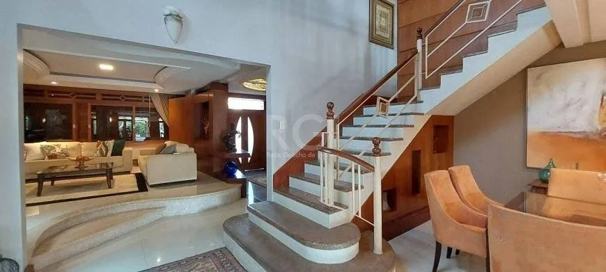 Imagem Excelente casa de 386m² com 04 dormitórios sendo 03 suítes.
