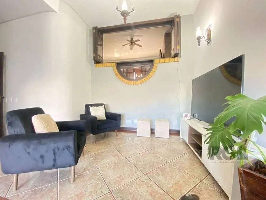 Imagem Excelente casa de 300m² com 4 dormitórios no bairro Sarandi.