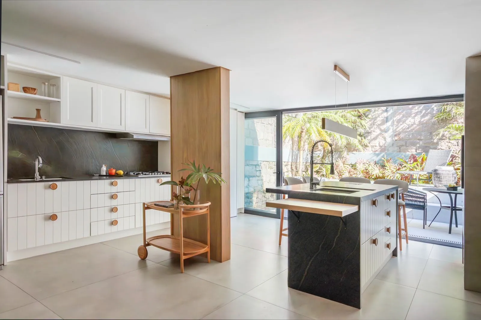 Imagem Casa com 3 suítes amplas, além de uma sala generoso com lareira e 2 vagas de garagem.