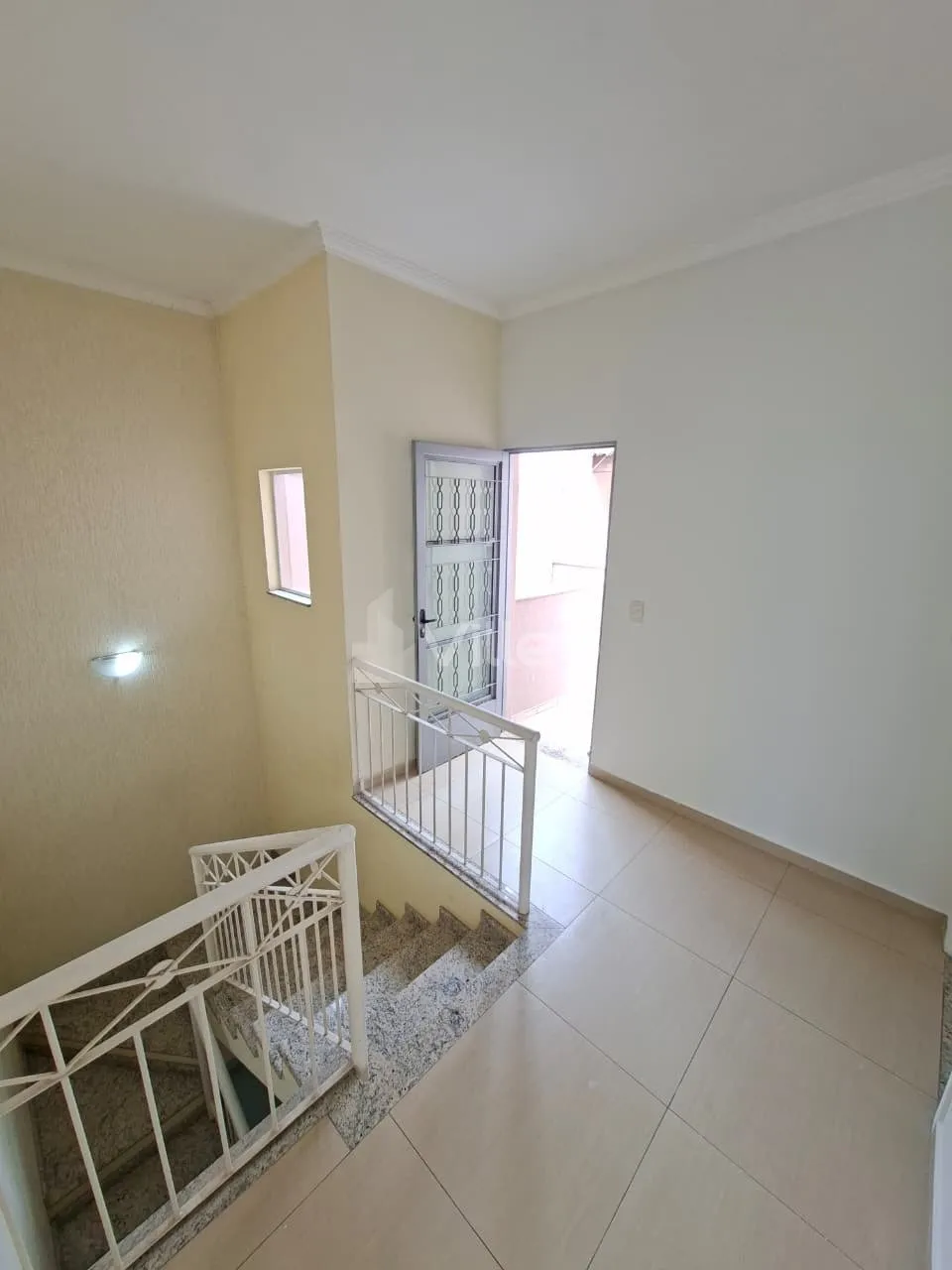 Imagem Venha conhecer e se encantar por essa confortável casa num dos condomínios mais tradicionais de So...