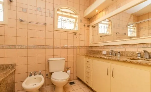 Imagem CASA DESOCUPADA E SEMI MOBILIADA, COM SUÍTE MASTER, SACADA, VISTA PANORÂMICA, EM AMPLO TERRENO NO SANTA TEREZA