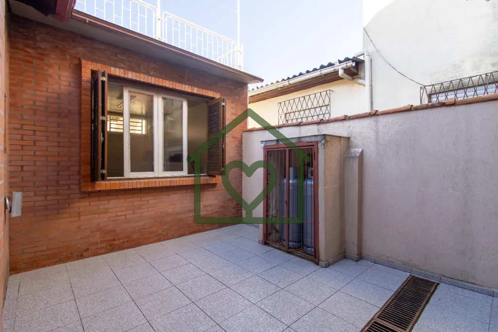 Imagem Casa totalmente mobiliada com 5 quartos, sendo uma suíte com closet, 417 m² de área construída e...