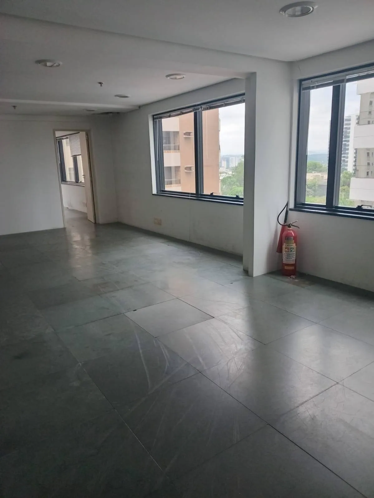 Imagem Sala Comercial no Centro de Alphaville - 250m² com 6 Vagas e Infraestrutura Completa