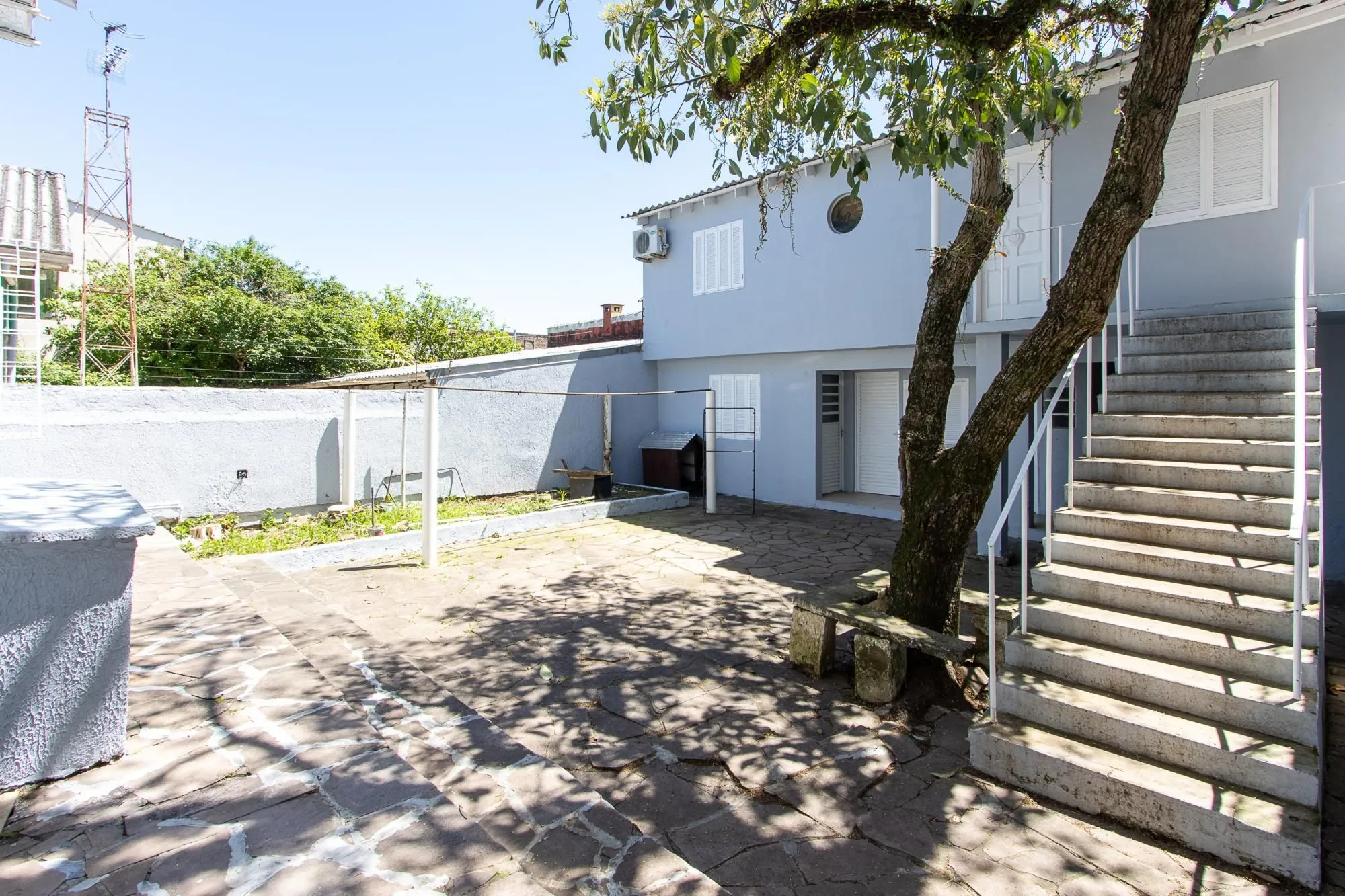 Imagem Casa de alvenaria, com 3 quartos, 1 suíte e 3 vagas de garagem.