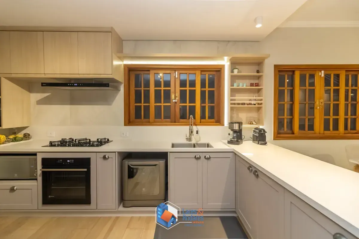 Imagem Sobrado para venda em Santa Teresinha com 3 quartos, sendo 3 suítes, 185m²
