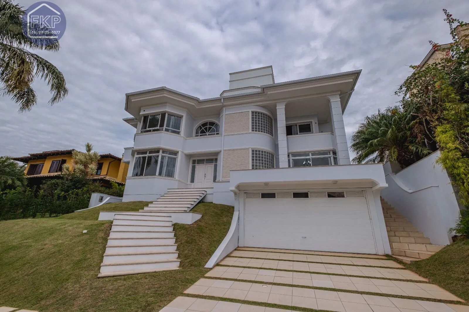 Imagem Casa com 5 dormitórios e 4 vagas!