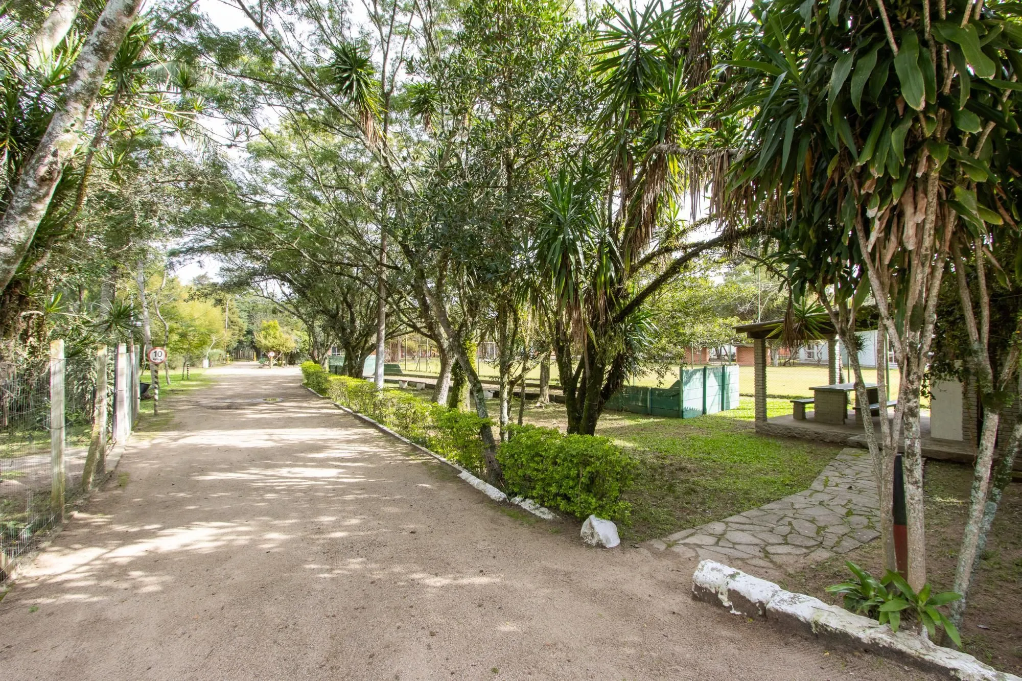 Imagem Terreno com edificações para múltiplos negócios lucrativos.