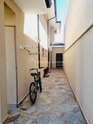 Imagem Sobrado com 4 quartos (sendo 2 suítes, uma delas no térreo), 264 m² construídos, no Condomínio ...