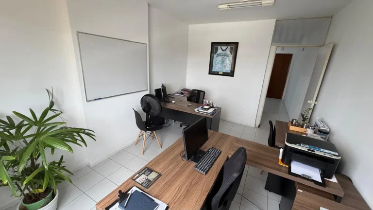 Imagem OBS ESTA SALA SERÁ VENDIDA PORTEIRA FECHADA COM AS SEGUINTE MOBÍLIAS: 1 AR CONDICIONADO, 1 MESA REDONDA COM 4 CADEIRAS, 2 MESAS EM L COM 1 CADEIRA CADA, 1 MESA DE CAFÉ, 1 ARMÁRIO PARA DOCUMENTOS E 1 ARMÉRIO DE COZINHA.