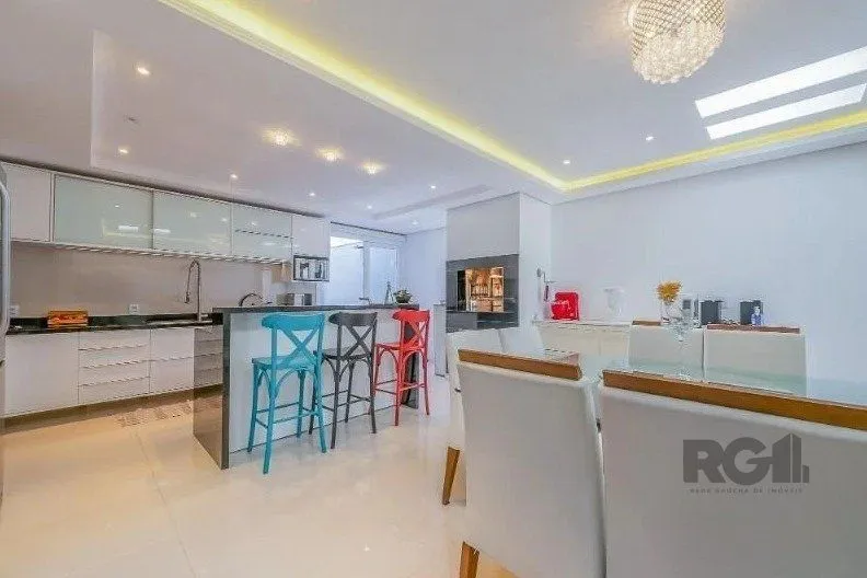 Imagem Casa 221m² - 3 dormitórios, 1 suíte, 4 vagas de garagem no bairro Vila Assunção