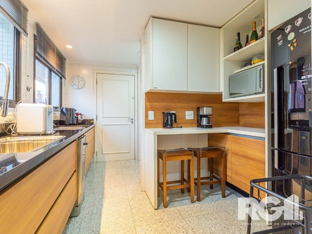 Imagem Apartamento semimobiliado, 167 m², 3 suítes e 3 vagas de garagem no bairro Bela Vista.