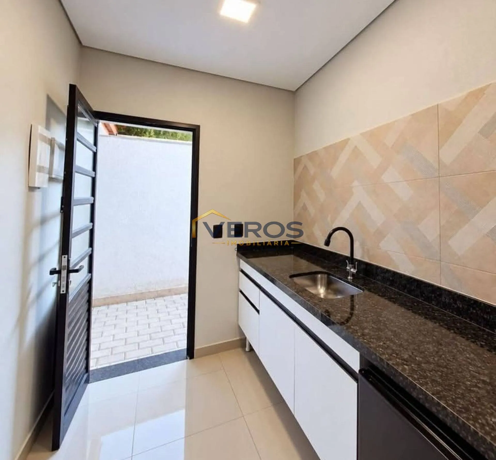 Imagem Casa com 2 dormitórios e 2 vagas à venda no Centro de Caraguatatuba