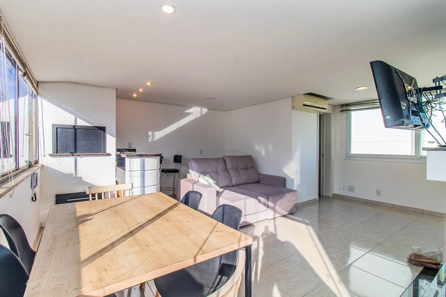 Imagem Amplo apartamento duplex com 2 dormitórios e 1 vaga de garagem.