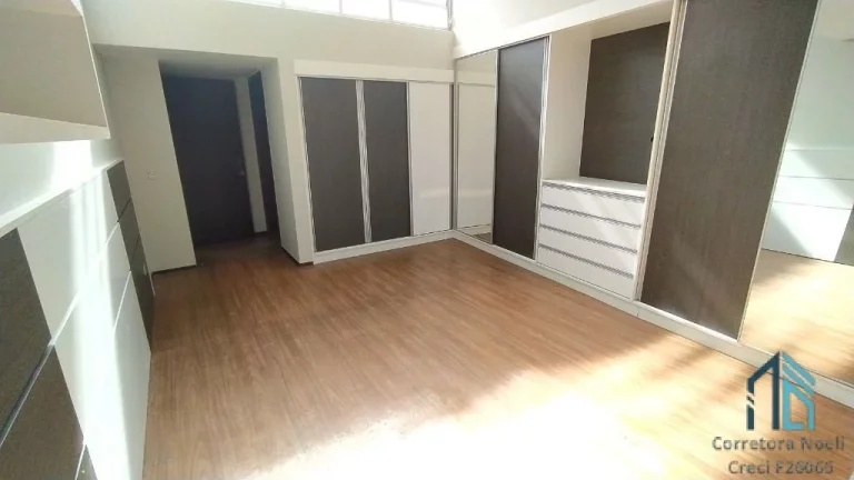 Imagem Casa, 04 quartos c/suíte, 02 subsolos tipo bunker, com 05 ambientes subterrâneos amplos, ideal para adega e estúdio, em Curitiba PR