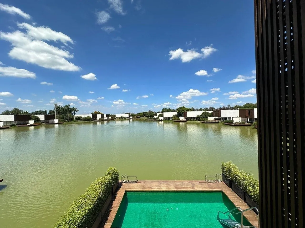 Imagem Venha conhecer essa incrível casa com 4 quartos, 4 suítes e 347,00 m2 de área construída.