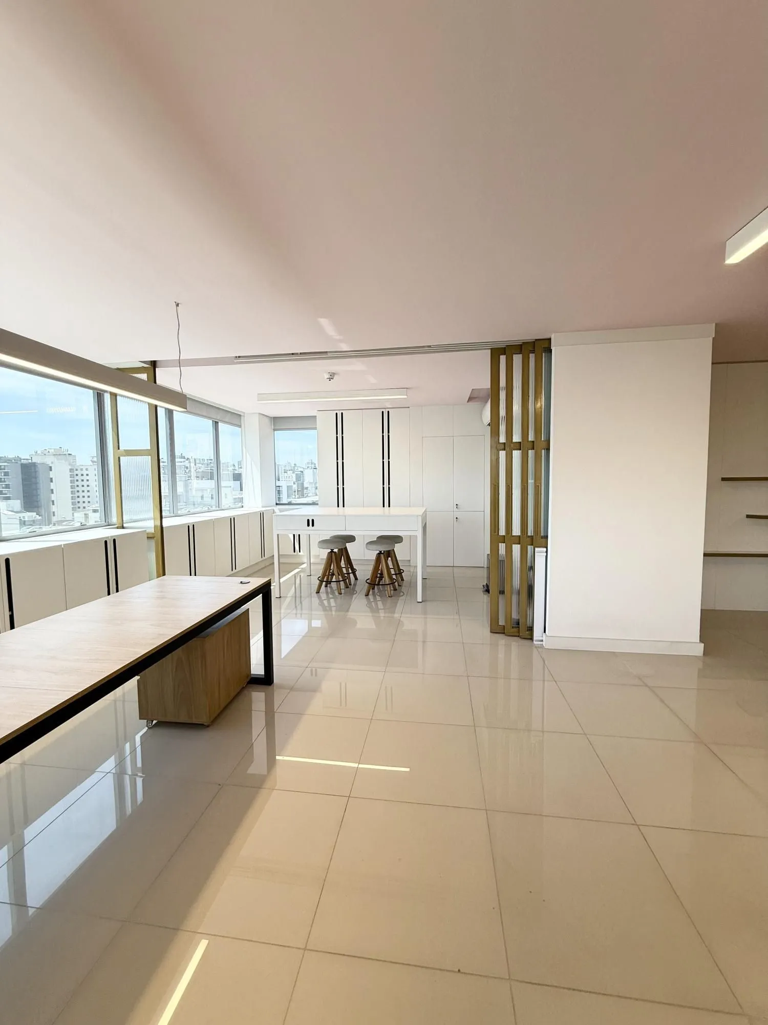 Imagem MÁFFER IMÓVEIS Sala comercial no bairro Auxiliadora, em ponto estratégico na Rua Eudoro Berlink, nº 354, região nobre de Porto Alegre, próxima às Avenidas Mariland e 24 de Outubro.