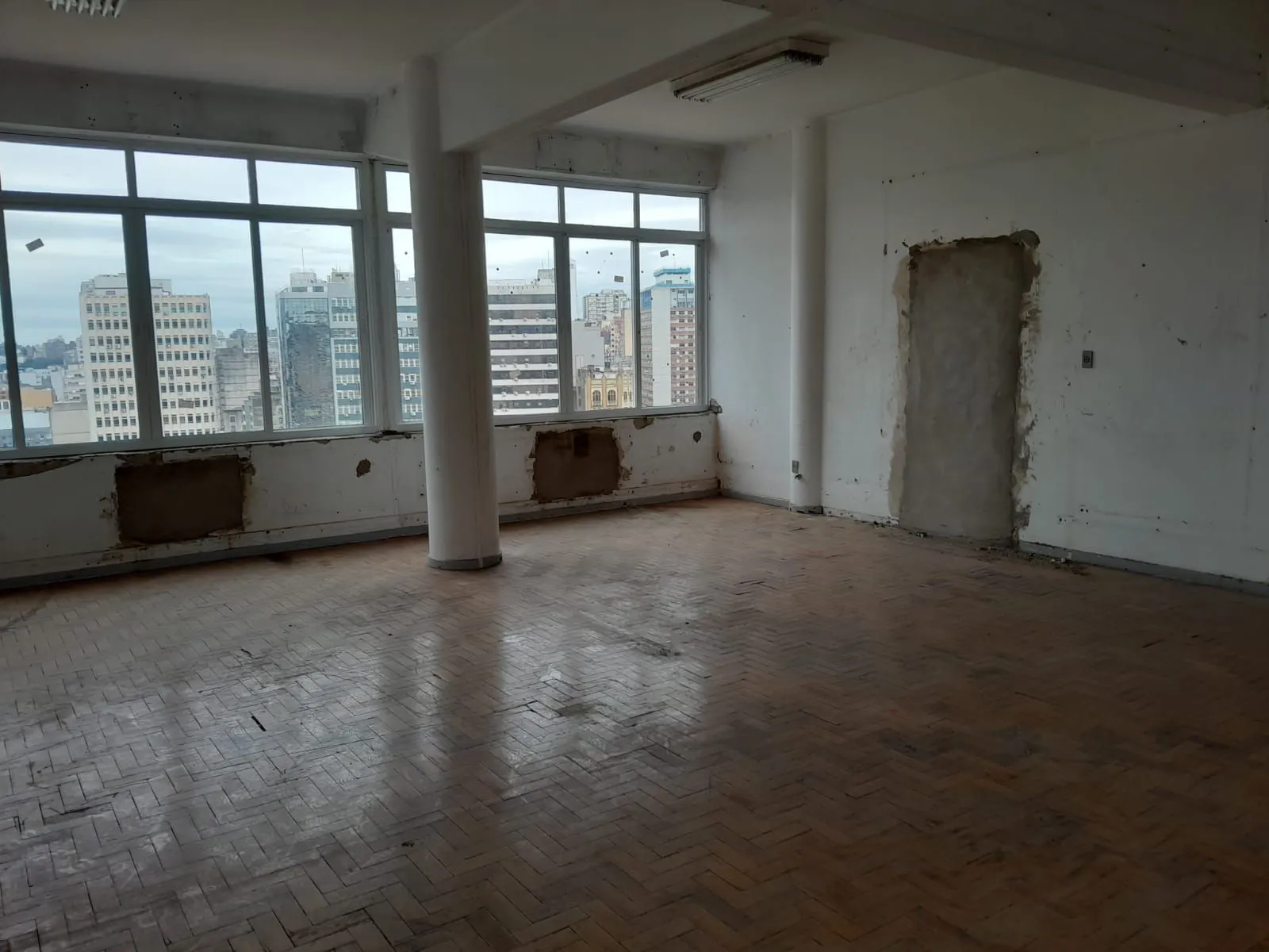 Imagem Salas com meio andar,para empresas ou órgãos públicos com 262,41m2 ,Centro