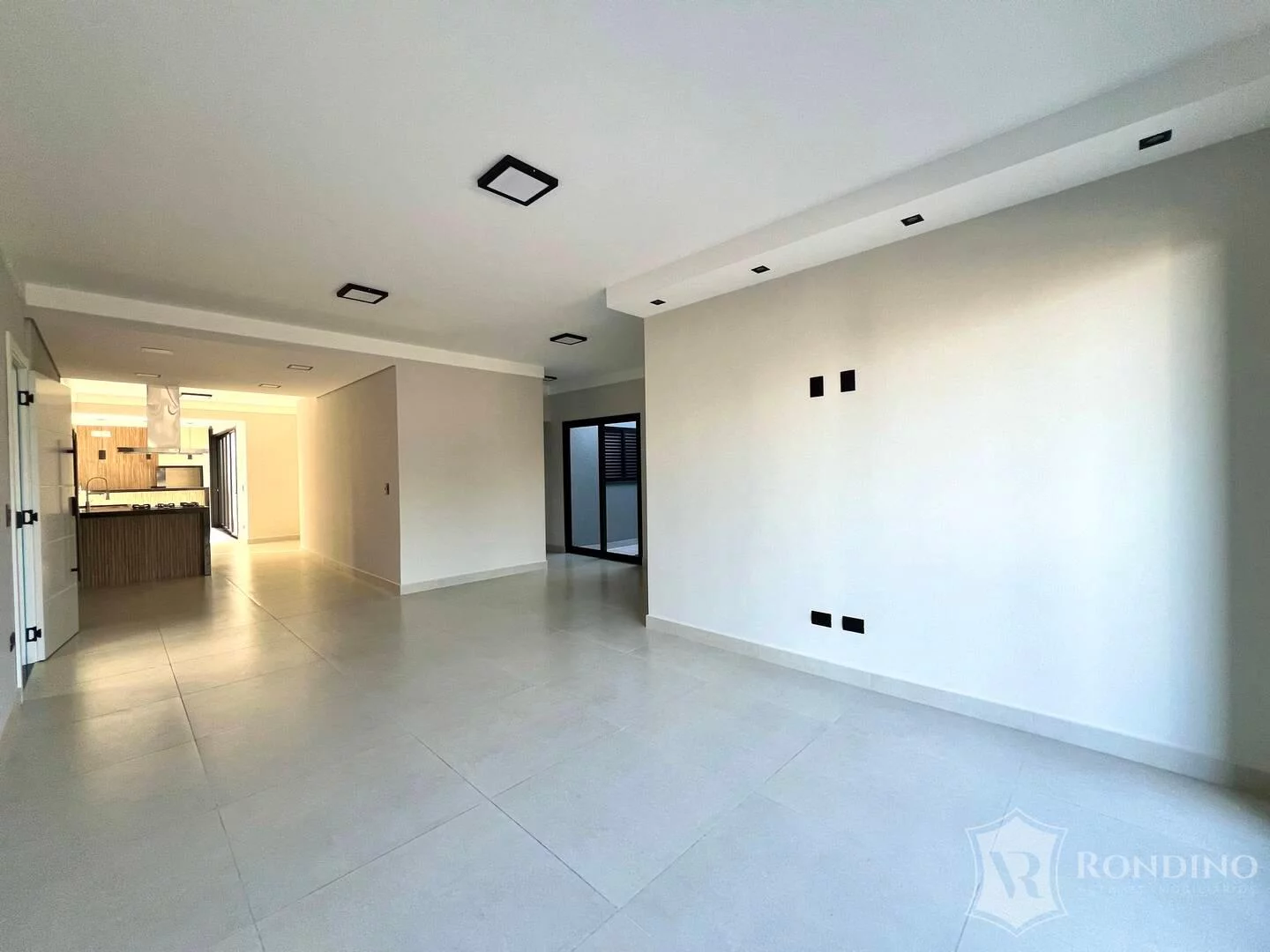 Imagem Casa Assobradada com Piscina escritório e quintal.