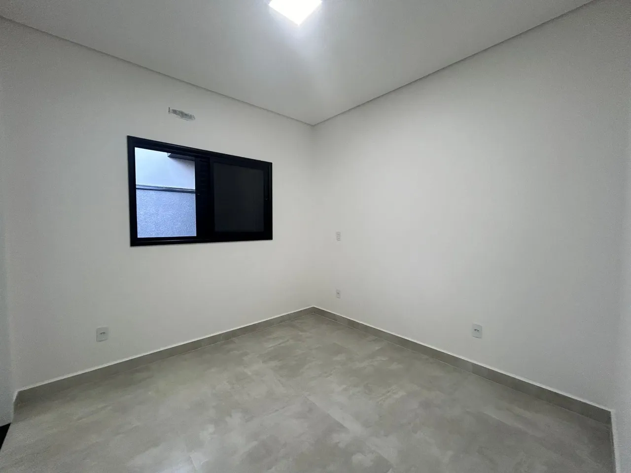 Imagem Imperdível! Casa em condomínio à venda em Sorocaba-SP, bairro Wanel Ville, 3 quartos, 3 suítes, 1 sala, 4 banheiros, 2 vagas, 132m².