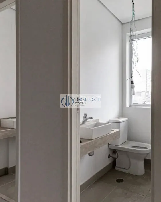 Imagem Sala comercial nova, com 44 m², 2 banheiros e sacada, excelente localização