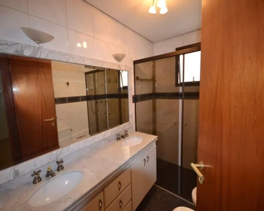 Imagem Apartamento com piso de madeira e armários! Amplo living para 2 ambientes, terraço, lavabo, 4 dorm...