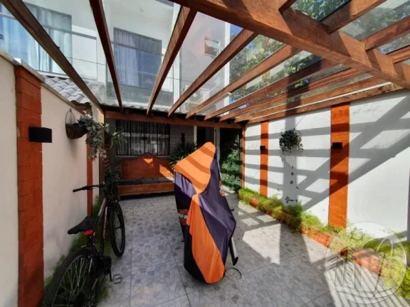 Imagem Lindo Sobrado Mobiliado e Decorado a 6 minutos da praia de B