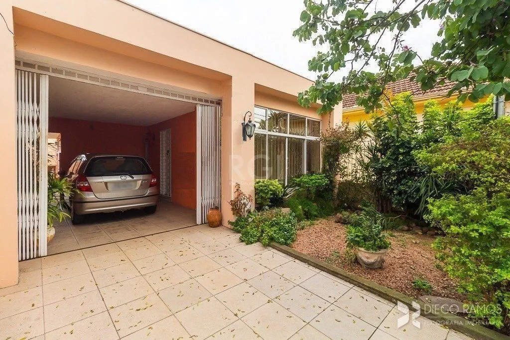 Imagem Casa térrea à venda, com 2 suites, 3 banheiros, edicula, pátio, 2 vagas - Bairro Medianeira