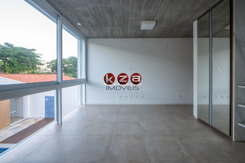 Imagem Imóvel de luxo à venda em São Sebastião-SP: Casa na Praia de Guaecá com 4 suítes, 3 salas, amplo gourmet e piscina, ao lado do mar.