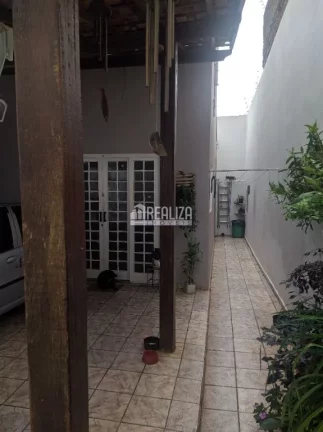 Imagem Casa à venda no bairro Conjunto Costa Telles I, Uberaba - 3 quartos e 4 vagas de garagem!