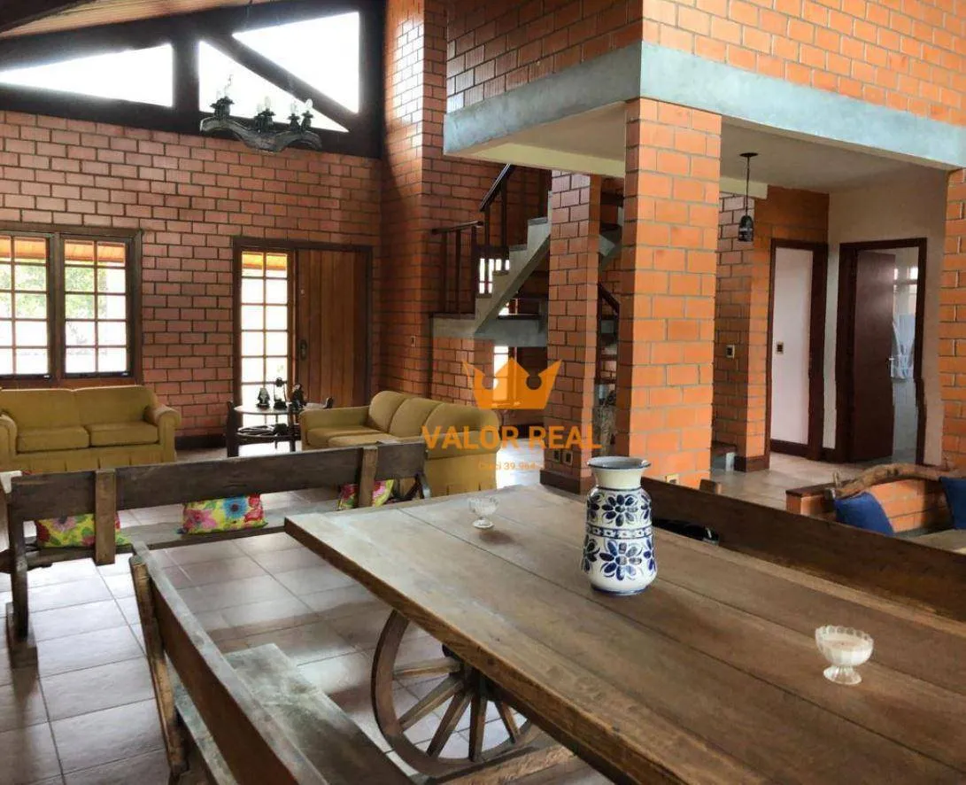 Imagem Charmosa Residência no Condomínio Tereza Cristina, com AT 1.000 m2 e AC 244 m2, 3 Dorm, 1 Suite Master, R$ 2.460 Mio.
