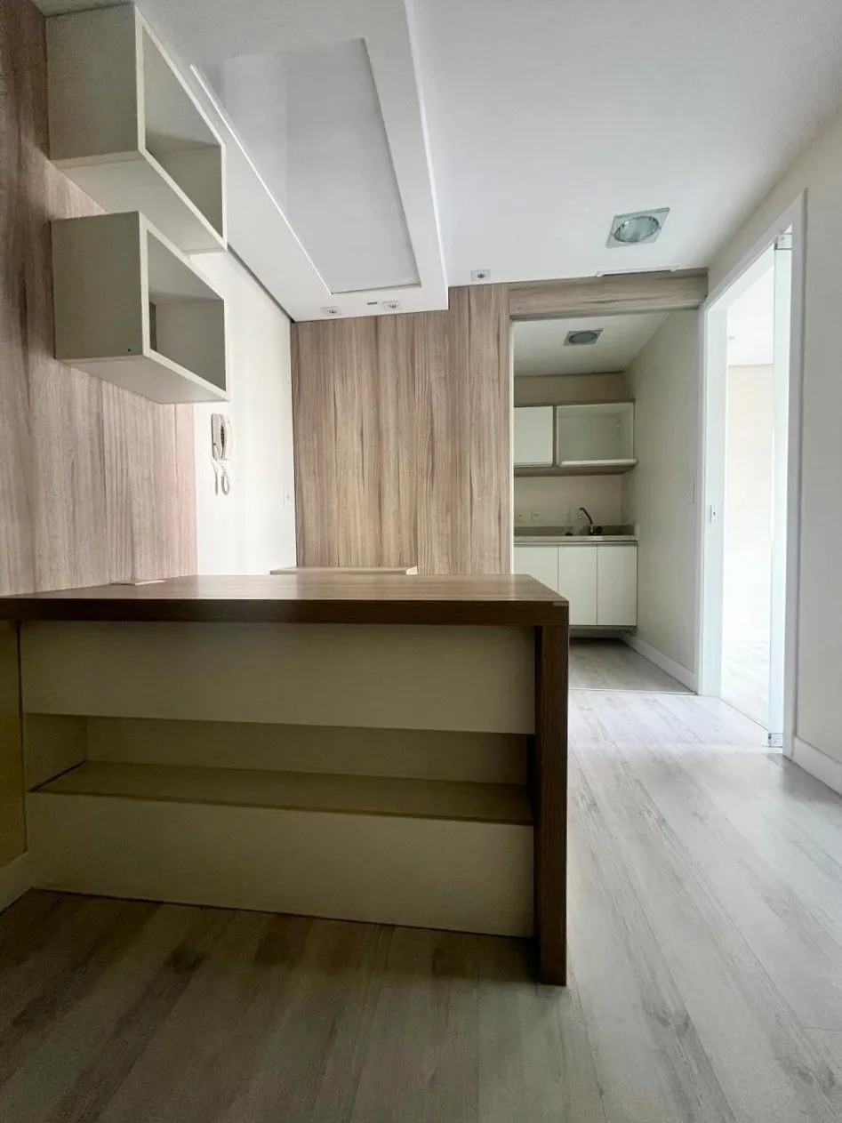 Imagem SALA COMERCIAL SEMIMOBILIADA COM VAGA, PARA VENDA OU LOCAÇÃO NO BAIRRO CENTRO HOSTÓRICO!