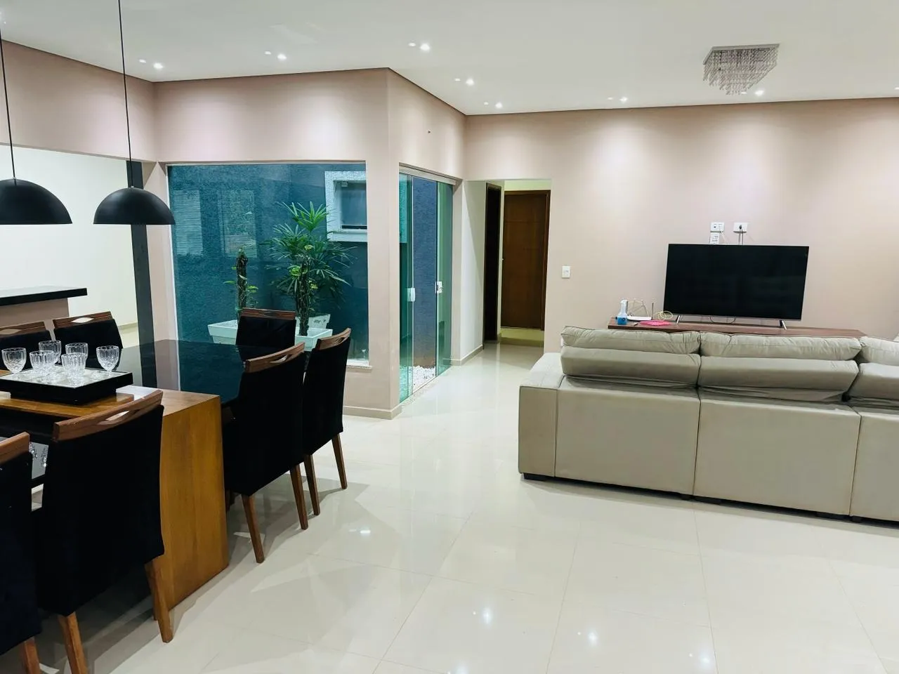 Imagem Ampla Residência com Área Gourmet e Pomar em Terreno Generoso de 906 m²: Conforto e Funcionalidade em Cada Detalhe