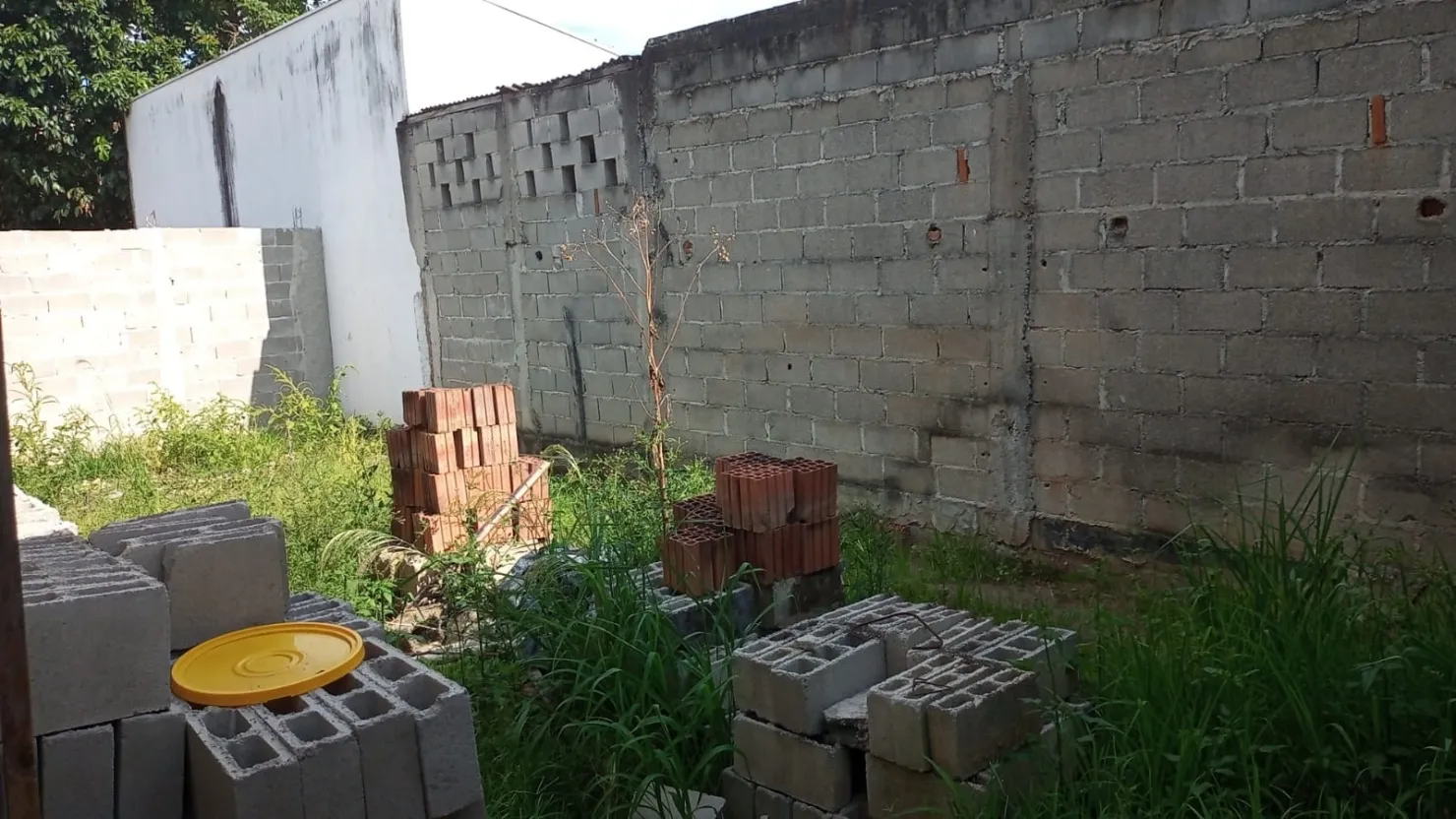 Imagem Casa à Venda - 2 Quartos, 1 Suíte, 2 Vagas Cobertas, Amplo Quintal e 270m² no Loteamento Residencial Andrade